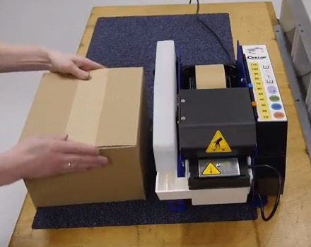 Zaklejanie kartonów do wysyłki taśmą papierową na urządzeniu Lapomatic C 25
